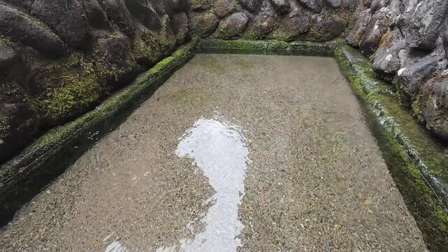 【4K】秋田県美郷町・名水百選「六郷湧水群」の澄み切った清水と自然 - 美しい水面と伝統的な石組みの全景