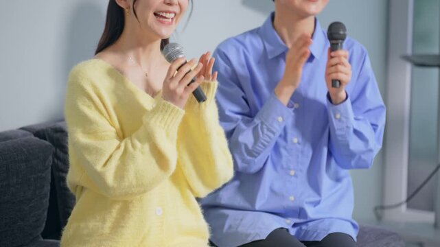 カラオケボックスで歌う女性グループ