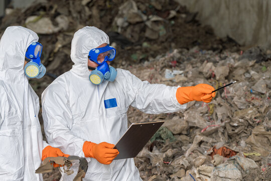 Asbestos Protection:Workers in Protective Suits:Workers in protective suits,gas masks,operating near potentially asbestos-containing materials.Emphasizing for safety, health,environmental protection.