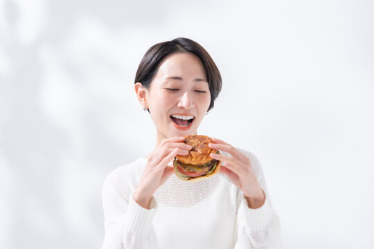 ハンバーガーを食べる女性