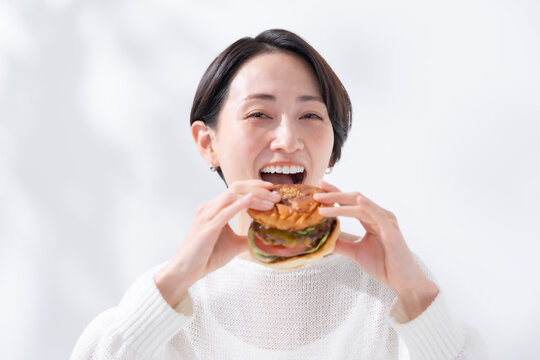 ハンバーガーを食べる女性