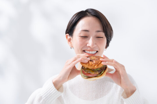 ハンバーガーを食べる女性