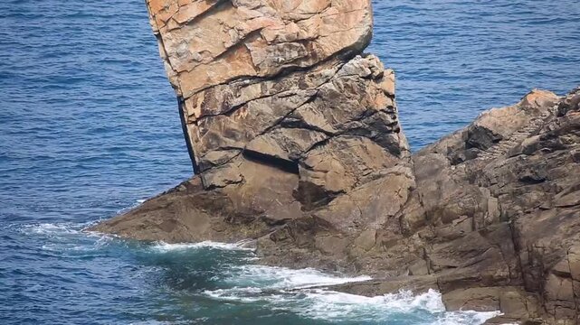Ein spektakul&auml;rer, freistehender Monolith trotzt direkt an der felsigen Steilk&uuml;ste der Brandung und den intensiven Blaut&ouml;nen des wilden Meeres.