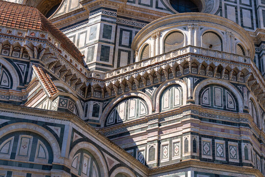 Detailfoto vom  ber&uuml;hmten Dom von Santa Maria del Fiore  mit Kuppel und Marmorfassade, Florenz, Italien