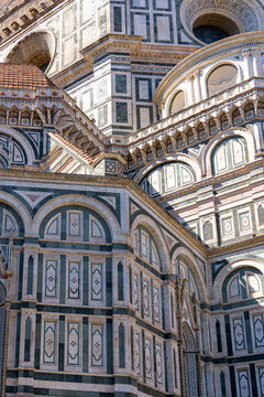 Detailfoto vom  ber&uuml;hmten Dom von Santa Maria del Fiore  mit Kuppel und Marmorfassade, Florenz, Italien