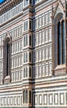 Detailfoto vom  ber&uuml;hmten Dom von Santa Maria del Fiore  mit Kuppel und Marmorfassade, Florenz, Italien