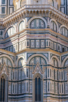 Detailfoto vom  ber&uuml;hmten Dom von Santa Maria del Fiore  mit Kuppel und Marmorfassade, Florenz, Italien