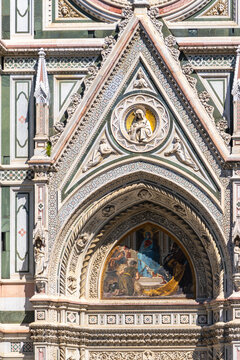 Detailfoto vom  ber&uuml;hmten Dom von Santa Maria del Fiore  mit Kuppel und Marmorfassade, Florenz, Italien