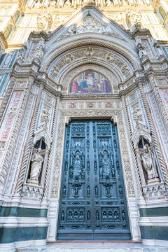Detailfoto vom  ber&uuml;hmten Dom von Santa Maria del Fiore  mit Kuppel und Marmorfassade, Florenz, Italien