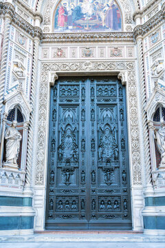 Detailfoto vom  ber&uuml;hmten Dom von Santa Maria del Fiore  mit Kuppel und Marmorfassade, Florenz, Italien