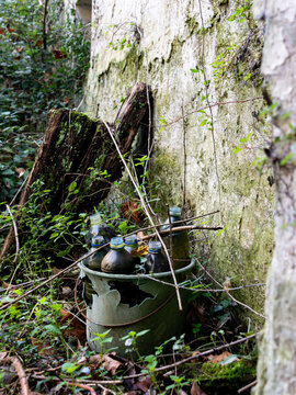 Balde con botellas entre las ruinas de una casa abandonada