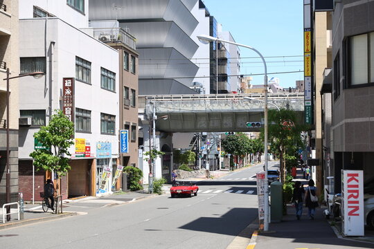 Urban infrastructure with a concrete viaduct over a street crossing in Japan 길을 가로지르는 콘크리트 고가도로와 도심 인프라 풍경