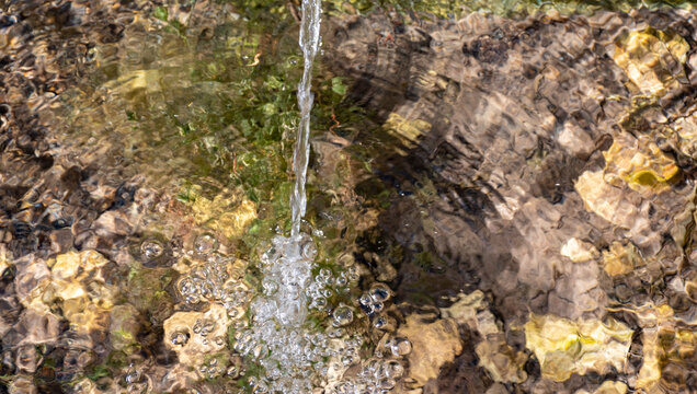 Manantial fuente natural que brota de las rocas  venero, naciente o surgencia es un punto de salida natural de agua subterr&aacute;nea que fluye hacia la parte superior de la corteza terrestre.