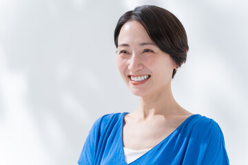 Fototapeta premium 夏服の笑顔の女性