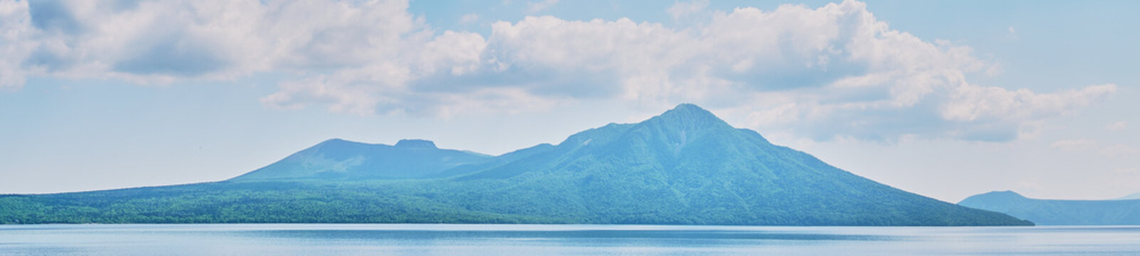 支笏湖から望む樽前山と風不死岳のパノラマ風景 Mount Tarumae and Mount Fuppushi panorama viewed from Lake Shikotsu