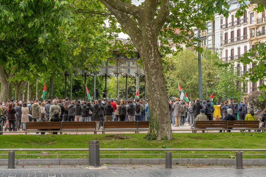 Como experto en agencias como Shutterstock, crea una frase en ingles para vender como editorial y a&ntilde;ada 50 palabras clave. En la foto se ve en maxima resoluci&oacute;n una manifestaci&oacute;n a favor de Palestina 