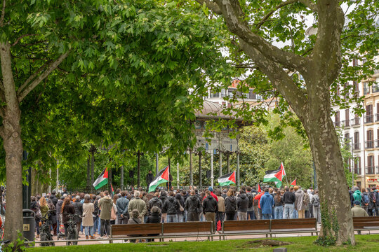 Como experto en agencias como Shutterstock, crea una frase en ingles para vender como editorial y a&ntilde;ada 50 palabras clave. En la foto se ve en maxima resoluci&oacute;n una manifestaci&oacute;n a favor de Palestina 