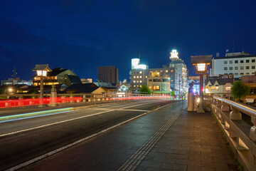 Fototapeta premium 夜の島根県松江市の松江大橋から街並み(末次本町など)を見る