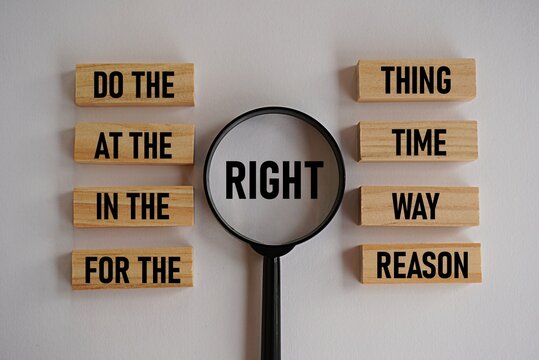Printed wood block Do the right thing at the right time in the right way for the right reason. Self-inspiration shapes personality. Self-development concept. Enthusiastic words. Life-changing guide