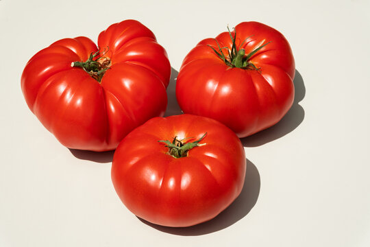 3 Tomates anciennes c&ocirc;tel&eacute;es  isol&eacute;es