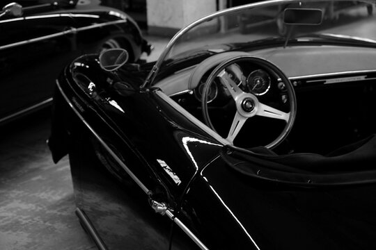 Armaturenbrett und Ambiente mit Holzlenkrad eines Porsche 356 Speedster der F&uuml;nfzigerjahre mit Nardi Sportlenkrad am 31.05.2026 beim Oldtimertreffen im Lenkwerk in Bielefeld in Ostwestfalen-Lippe