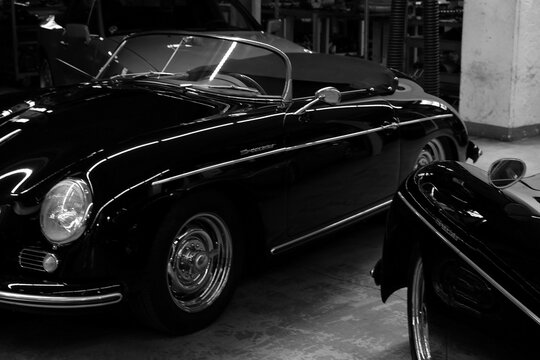 Front mit Scheinwerfer des Porsche 356 Speedster der F&uuml;nfzigerjahre in Schwarz am 31.05.2026 beim Oldtimertreffen im Lenkwerk in Bielefeld in Ostwestfalen-Lippe in neorealistischem Schwarzwei&szlig;
