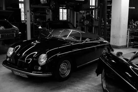 Front mit Scheinwerfer des Porsche 356 Speedster der F&uuml;nfzigerjahre in Schwarz am 31.05.2026 beim Oldtimertreffen im Lenkwerk in Bielefeld in Ostwestfalen-Lippe in neorealistischem Schwarzwei&szlig;
