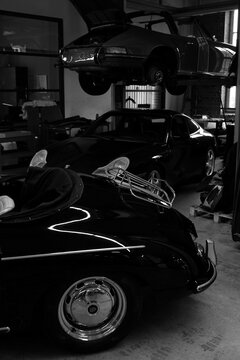 Porsche 356 Speedster der F&uuml;nfzigerjahre und Porsche 911 am 31.05.2026 in der Werkstatt beim Oldtimertreffen im Lenkwerk in Bielefeld in Ostwestfalen-Lippe in neorealistischem Schwarzwei&szlig;