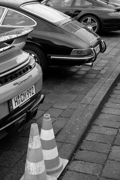 Heckspoiler eines deutschen Porsche 911 Carrera GTS Sechszylinder Sportwagen und Coup&eacute; am 31.05.2026 beim Oldtimertreffen Porsche Day im Lenkwerk in Bielefeld in Ostwestfalen-Lippe in Schwarzwei&szlig;