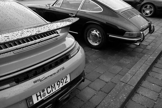 Heckspoiler eines deutschen Porsche 911 Carrera GTS Sechszylinder Sportwagen und Coup&eacute; am 31.05.2026 beim Oldtimertreffen Porsche Day im Lenkwerk in Bielefeld in Ostwestfalen-Lippe in Schwarzwei&szlig;