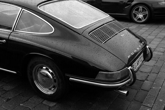 Porsche 911 F-Modell Sportwagen und Coup&eacute; der Sechzigerjahre und Siebzigerjahre am 31.05.2026 beim Oldtimertreffen im Lenkwerk in Bielefeld im Teutoburger Wald in Ostwestfalen-Lippe in Schwarzwei&szlig;