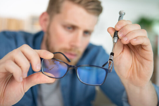 man fixes glasses in the laboratory