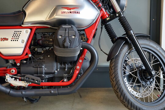 Moto Guzzi V7 III Racer Umbau mit Motorsport Accessoires in Rot und Silber am 31.05.2026 beim Oldtimertreffen im Lenkwerk in Bielefeld im Teutoburger Wald in Ostwestfalen-Lippe
