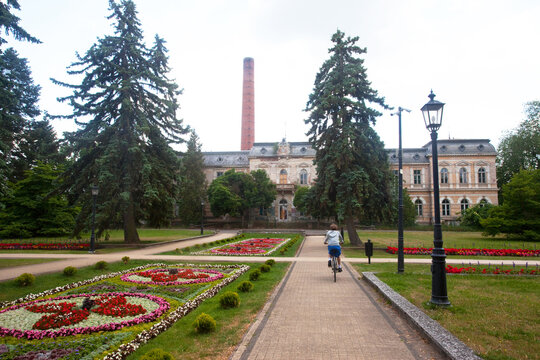 Zabytkowy reprezentacyjny budynek klasycystyczno-eklektyczny, klomby kwiatowe, Ciechocinek, Polska, Historic, representative classicist-eclectic building, flower beds, Ciechocinek, Poland