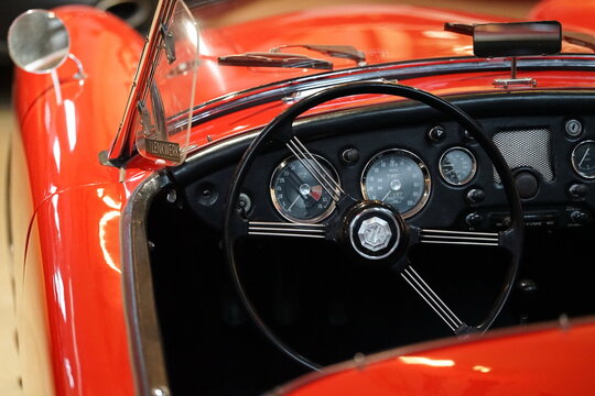 Elegantes Interieur und Armaturenbrett mit Sportlenkrad aus Holz eines MGA Roadster und Sportwagen Klassiker am 31.05.2026 beim Oldtimertreffen im Lenkwerk in Bielefeld in Ostwestfalen-Lippe