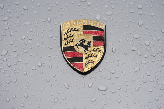 Porsche Logo an der Front des Porsche 912 F-Modell Vierzylinder Sportwagen und Coup&eacute; der Sechzigerjahre am 31.05.2026 beim Oldtimertreffen Porsche Day im Lenkwerk in Bielefeld in Ostwestfalen-Lippe	