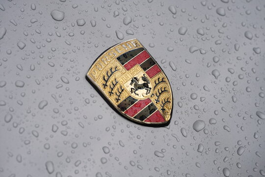 Porsche Logo an der Front des Porsche 912 F-Modell Vierzylinder Sportwagen und Coup&eacute; der Sechzigerjahre am 31.05.2026 beim Oldtimertreffen Porsche Day im Lenkwerk in Bielefeld.,in Ostwestfalen-Lippe