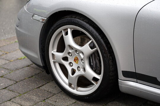 Leichtmetallfelge des Porsche 911 Carrera Sportwagen und Coup&eacute; oder Porsche 997 am 31.05.2026 beim Porschetreffen im Lenkwerk in Bielefeld im Teutoburger Wald in Ostwestfalen-Lippe
