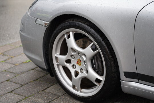 Leichtmetallfelge des Porsche 911 Carrera Sportwagen und Coup&eacute; oder Porsche 997 am 31.05.2026 beim Porschetreffen im Lenkwerk in Bielefeld im Teutoburger Wald in Ostwestfalen-Lippe