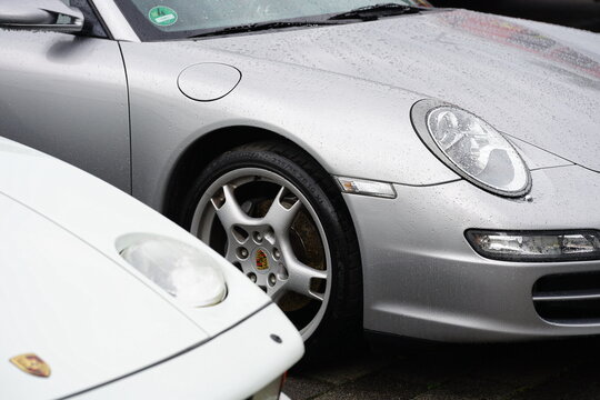 Porsche 911 Carrera Sportwagen und Coup&eacute; oder Porsche 997 und Porsche 928 am 31.05.2025 beim Porschetreffen im Lenkwerk in Bielefeld im Teutoburger Wald in Ostwestfalen-Lippe