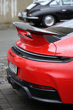 Heckspoiler eines deutschen Porsche 911 Carrera GTS Sechszylinder Sportwagen und Coup&eacute; in Rot am 31.05.2026 beim Oldtimertreffen Porsche Day im Lenkwerk in Bielefeld in Ostwestfalen-Lippe