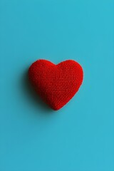 Obraz premium Textured red heart centered on solid blue background
