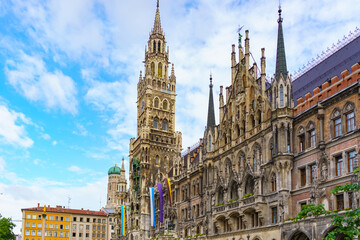 Obraz premium view of Marienplatz with the New Town Hall and historic architecture in Munich, Germany