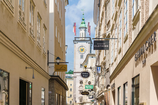 SALZBURG, &Ouml;STERREICH - 11. Juni 2025: Fassaden in den Gassen der Altstadt von Salzburg mit dem Alten Rathaus