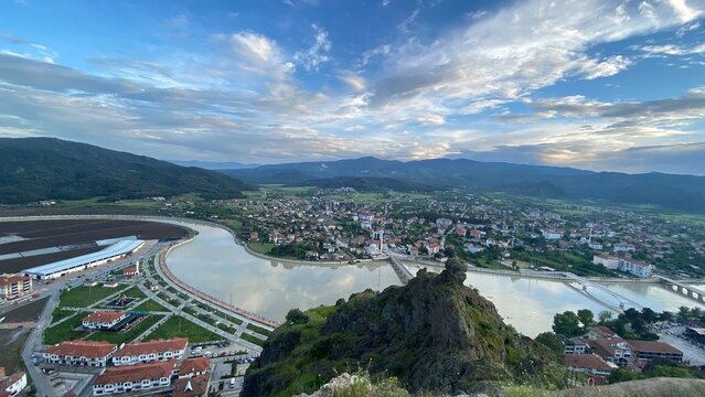 Panoramic view from Osmancık Castle overlooking the historic Koyunbaba Bridge, the winding Kızılırmak River, and the town of Osmancık in &Ccedil;orum, T&uuml;rkiye. This breathtaking landscape combines centuries 