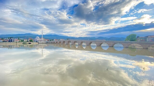 Panoramic view from Osmancık Castle overlooking the historic Koyunbaba Bridge, the winding Kızılırmak River, and the town of Osmancık in &Ccedil;orum, T&uuml;rkiye. This breathtaking landscape combines centuries 