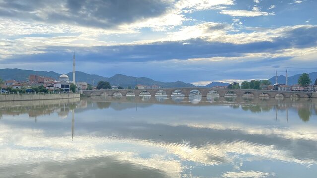 Panoramic view from Osmancık Castle overlooking the historic Koyunbaba Bridge, the winding Kızılırmak River, and the town of Osmancık in &Ccedil;orum, T&uuml;rkiye. This breathtaking landscape combines centuries 