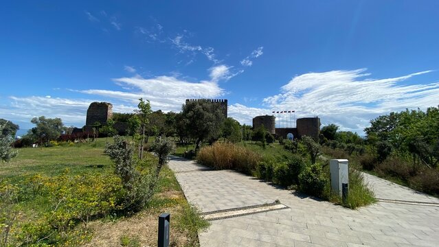 Front entrance of the historic Eskihisar Castle in Gebze, Kocaeli, T&uuml;rkiye, featuring its ancient stone towers under a clear blue sky.