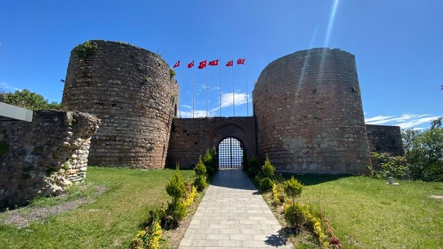 Front entrance of the historic Eskihisar Castle in Gebze, Kocaeli, T&uuml;rkiye, featuring its ancient stone towers under a clear blue sky.