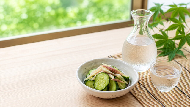 冷酒ときゅうりの浅漬け風小鉢 夏の和食イメージ